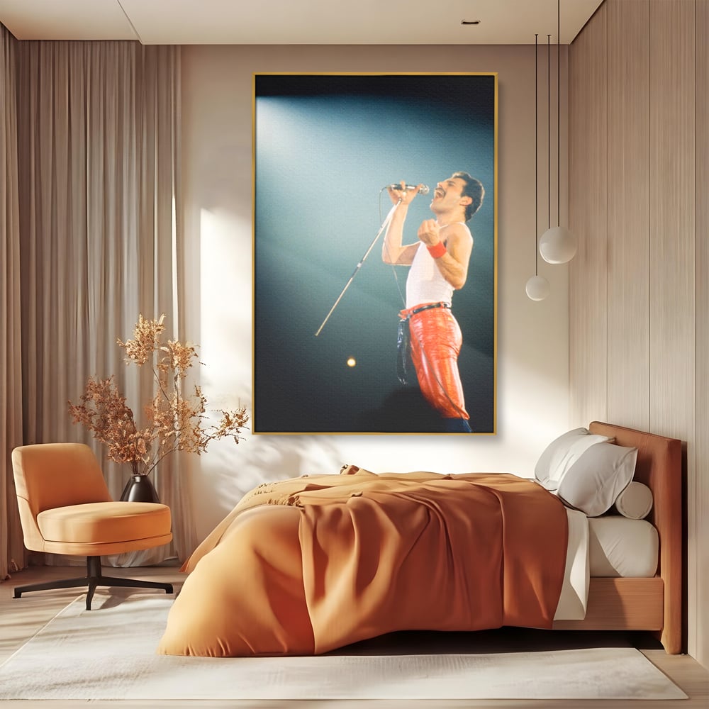 Tablou canvas cu tablou canvas cu freddie mercury, in rama de aluminiu auriu, pe perete intr-un dormitor
